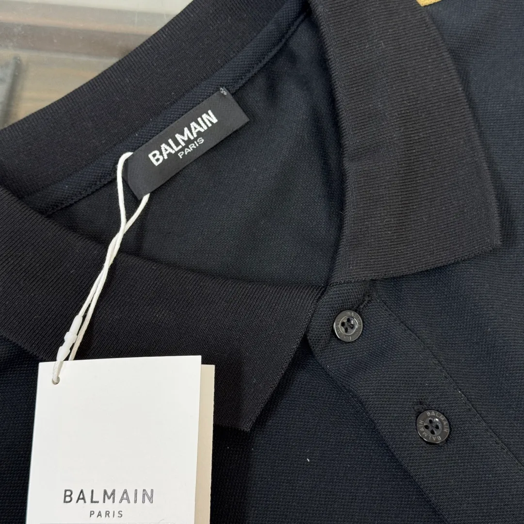 Lapel C🌟BALMAIN 2026 Newest Arrival business casual short-sleeved lapel polo shirt ~ Highly recommended ✅ Same Style for men and women ~ The fitted tailoring sets off the minimalist design style, showing the elegant style at a glance! As a brand that pursues design and tailoring techniques, the materials used will never disappoint! High count mercerized cotton material! The fabric surface is fine and smooth, soft and skin-friendly, the cotton is full and elastic, and the upper body is high-end yet crisp and stylish👍 Color: Black White Size: M L XL XXL 3XL (please state your height and weight when placing an order!)